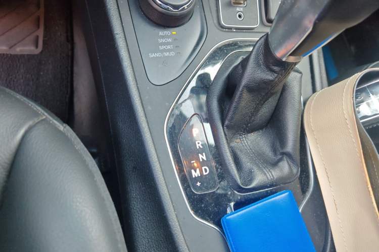Used Jeep Cherokee 2019 2.0T Four-Wheel Drive Explorer Edition China V Gear Lever