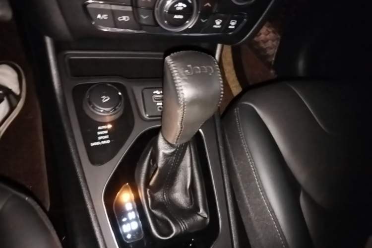 Used Jeep Cherokee 2019 2.0T Four-Wheel Drive Explorer Edition China V Gear Lever