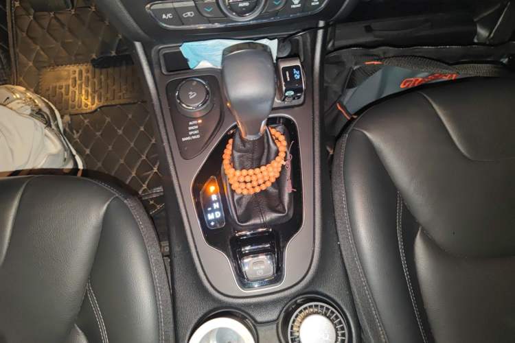 Used Jeep Cherokee 2019 2.0T Four-Wheel Drive Explorer Edition China VI Emission Standard Gear Lever