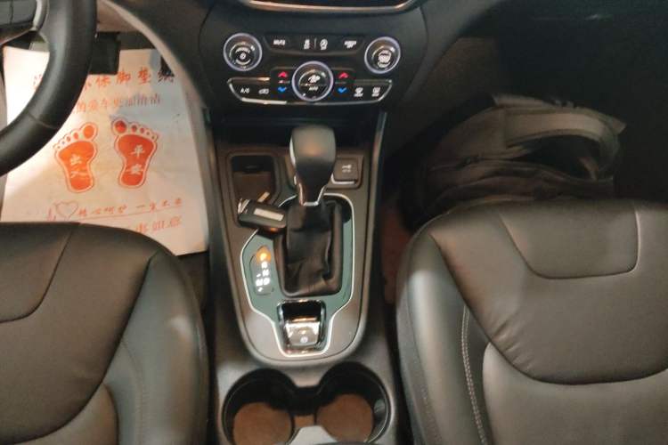 Used Jeep Cherokee 2019 2.0T Two-Wheel Drive Smart Enjoyment Version China V Gear Lever