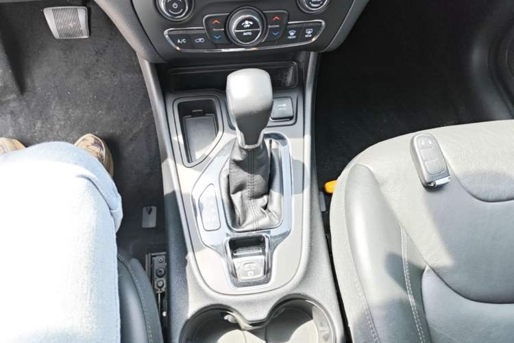 Used Jeep Cherokee 2019 2.0T Two-Wheel Drive Smart Enjoyment Version China V Gear Lever