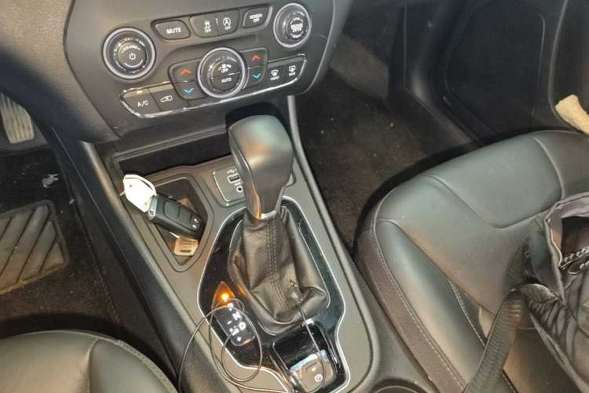 Used Jeep Cherokee 2019 2.0T Two-Wheel Drive Smart Enjoyment Version China VI Gear Lever