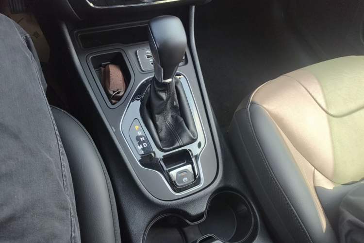 Used Jeep Cherokee 2019 2.0T Two-Wheel Drive Smart Enjoyment Version China VI Gear Lever