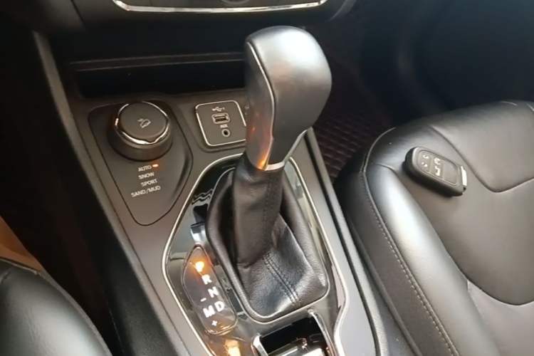 Used Jeep Cherokee 2019 2.0T Four-Wheel Drive Exploration Edition + Autonomous Driving Smart Package China V Gear Lever