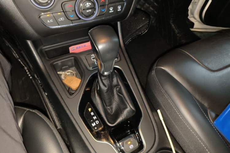Used Jeep Cherokee 2019 2.0T Two-Wheel Drive Smart Enjoyment Version China VI Gear Lever