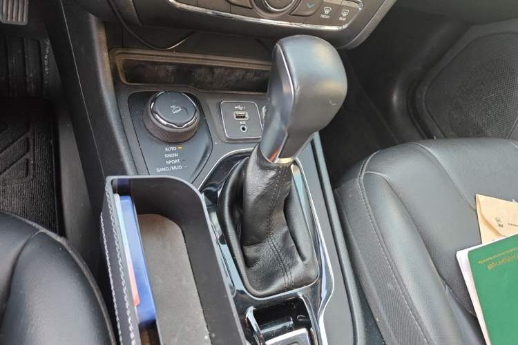 Used Jeep Cherokee 2019 2.0T Four-Wheel Drive Explorer Edition China V Gear Lever