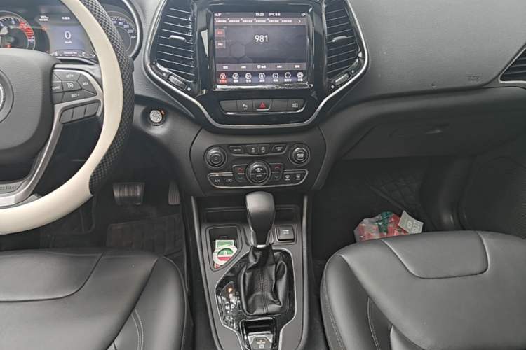 Used Jeep Cherokee 2019 2.0T Two-Wheel Drive Smart Enjoyment Version China V Gear Lever