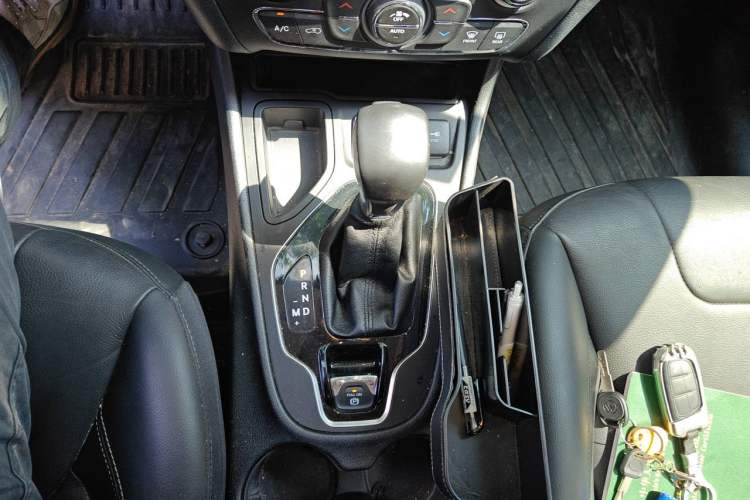 Used Jeep Cherokee 2019 2.0T Two-Wheel Drive Smart Enjoyment Version China VI Gear Lever