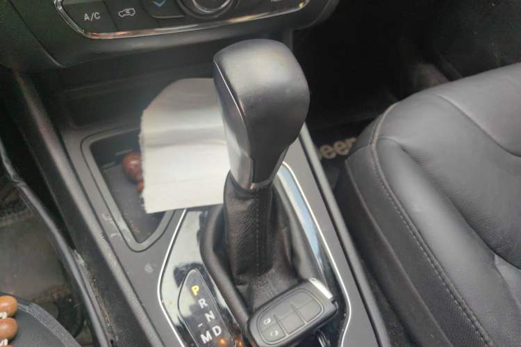 Used Jeep Cherokee 2019 2.0T Two-Wheel Drive Smart Enjoyment Version China VI Gear Lever