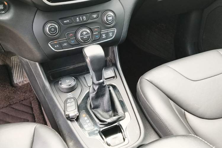 Used Jeep Cherokee 2019 2.0T Four-Wheel Drive Explorer Edition China VI Emission Standard Gear Lever