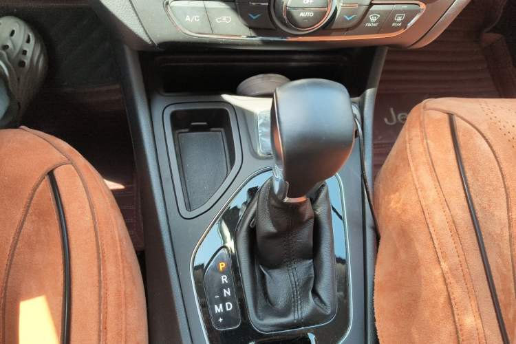 Used Jeep Cherokee 2019 2.0T Two-Wheel Drive Smart Enjoyment Version China VI Gear Lever