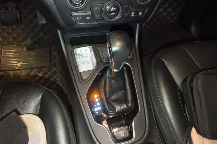 Used Jeep Cherokee 2019 2.0T Two-Wheel Drive Smart Enjoyment Version China V Gear Lever