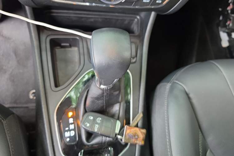 Used Jeep Cherokee 2019 2.0T Two-Wheel Drive Smart Enjoyment Version China V Gear Lever