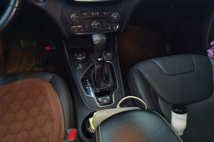 Used Jeep Cherokee 2019 2.0T Four-Wheel Drive Explorer Edition China V Gear Lever