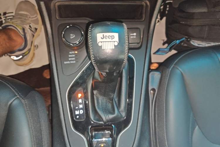 Used Jeep Cherokee 2019 2.0T Four-Wheel Drive Explorer Edition China VI Emission Standard Gear Lever