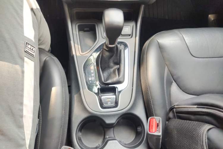 Used Jeep Cherokee 2019 2.0T Two-Wheel Drive Smart Enjoyment Version China VI Gear Lever