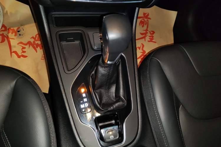Used Jeep Cherokee 2019 2.0T Two-Wheel Drive Smart Enjoyment Version China VI Gear Lever