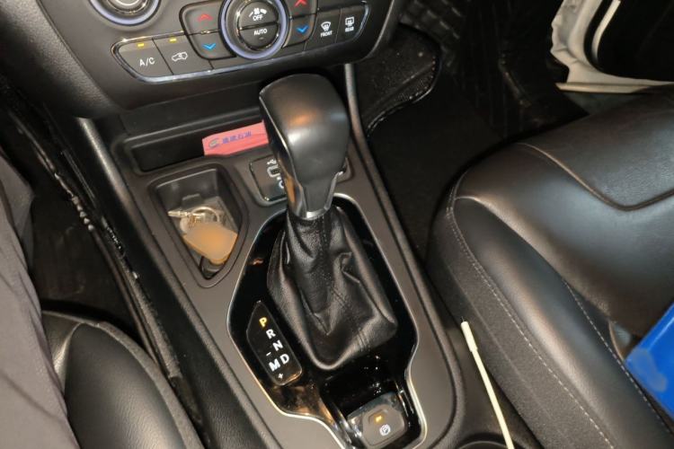 Used Jeep Cherokee 2019 2.0T Two-Wheel Drive Smart Enjoyment Version China VI Gear Lever