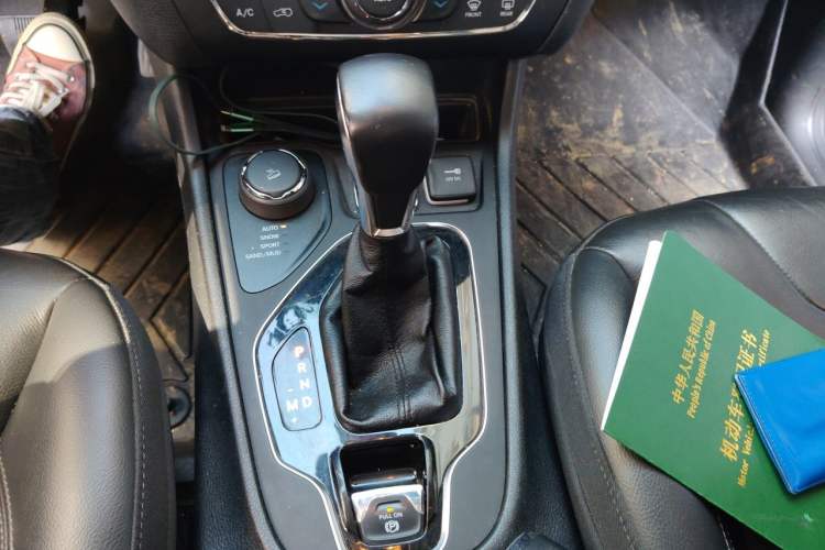 Used Jeep Cherokee 2019 2.0T Four-Wheel Drive Explorer Edition China V Gear Lever