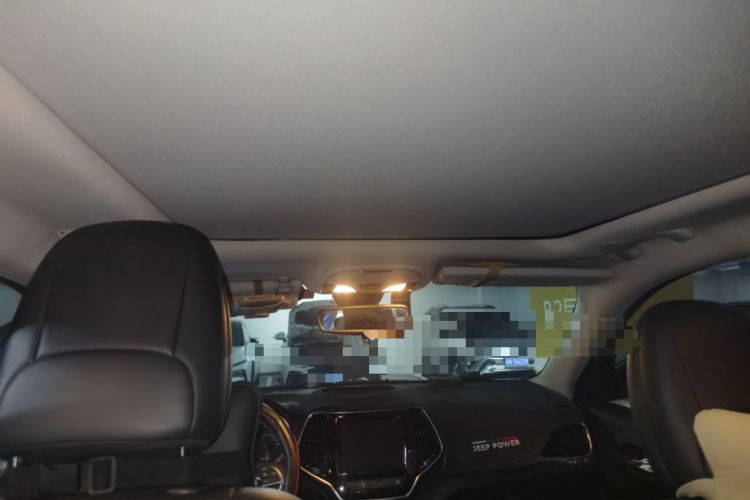 Used Jeep Cherokee 2019 2.0T Two-Wheel Drive Smart Enjoyment Version China VI Headliner