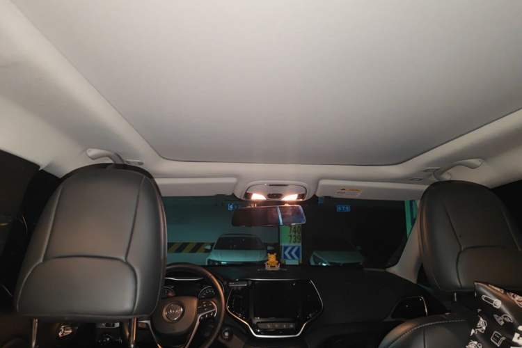Used Jeep Cherokee 2019 2.0T Four-Wheel Drive Explorer Edition China VI Emission Standard Headliner
