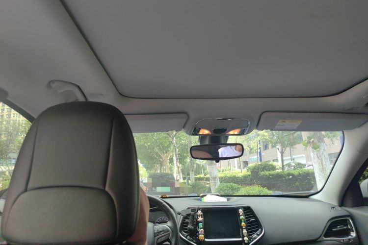Used Jeep Cherokee 2019 2.0T Two-Wheel Drive Smart Enjoyment Version China VI Headliner