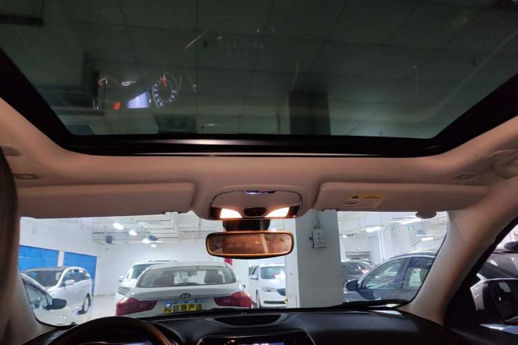 Used Jeep Cherokee 2019 2.0T Two-Wheel Drive Smart Enjoyment Version China VI Headliner