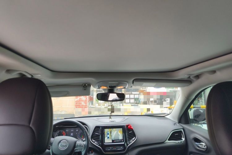 Used Jeep Cherokee 2019 2.0T Four-Wheel Drive Explorer Edition China VI Emission Standard Headliner