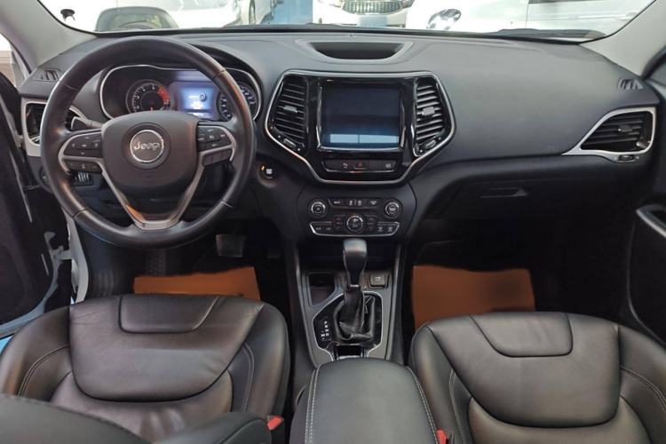 Used Jeep Cherokee 2019 2.0T Two-Wheel Drive Smart Enjoyment Version China VI Interior 1