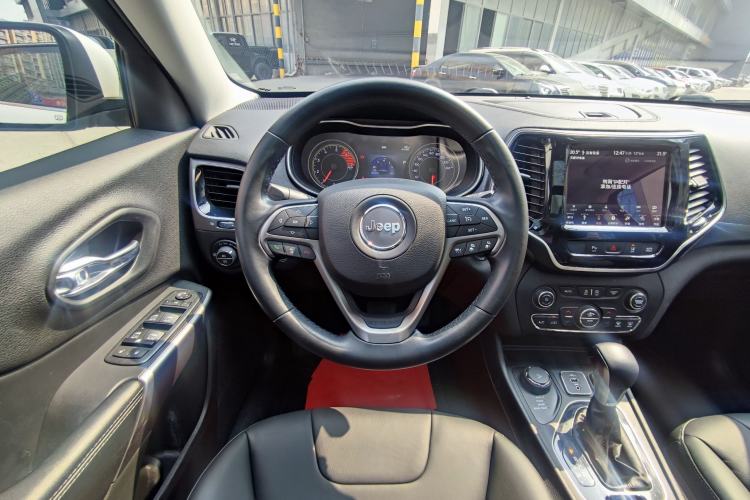 Used Jeep Cherokee 2019 2.0T Four-Wheel Drive Explorer Edition China V Interior 10