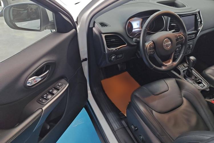 Used Jeep Cherokee 2019 2.0T Two-Wheel Drive Smart Enjoyment Version China VI Interior 2