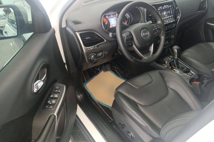 Used Jeep Cherokee 2019 2.0T Two-Wheel Drive Yue Xiang Edition China VI Emission Standard Interior 2