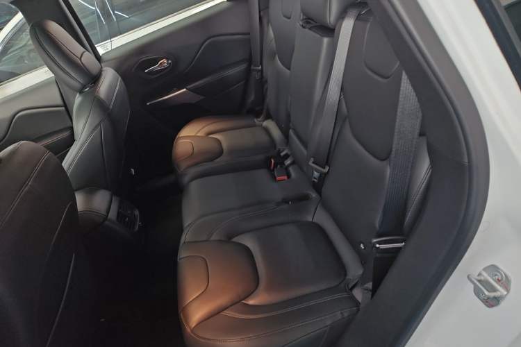 Used Jeep Cherokee 2019 2.0T Two-Wheel Drive Smart Enjoyment Version China VI Interior 3