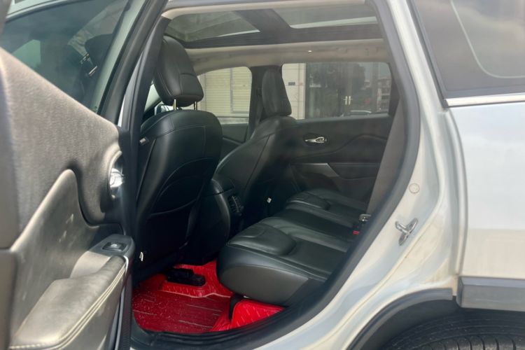 Used Jeep Cherokee 2019 2.0T 2WD Enjoyment Edition China V Interior 3
