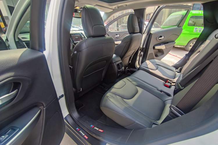 Used Jeep Cherokee 2019 2.0T Four-Wheel Drive Explorer Edition China V Interior 3