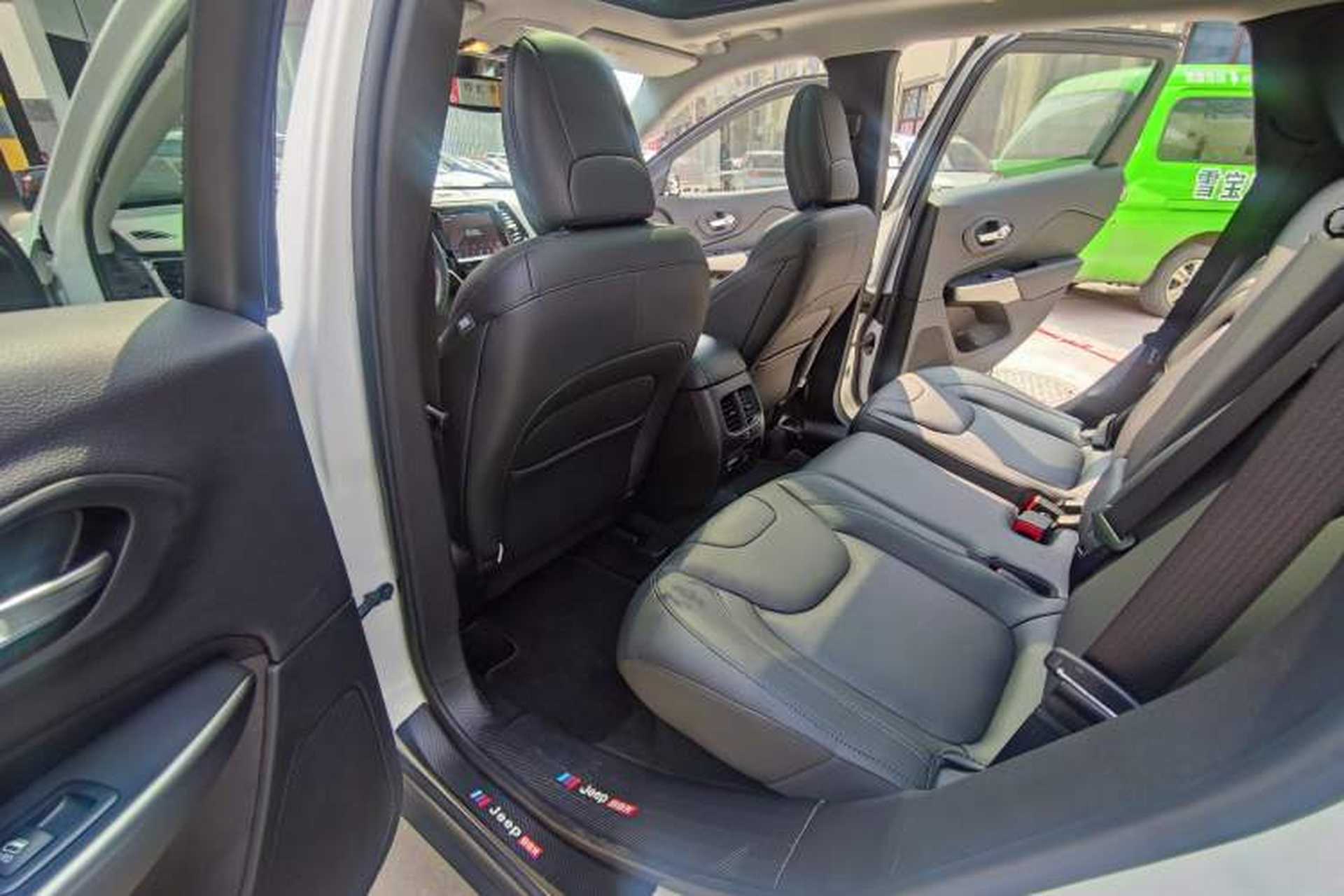 Used Jeep Cherokee 2019 2.0T Four-Wheel Drive Explorer Edition China V Interior 3