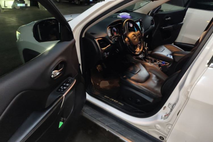 Used Jeep Cherokee 2019 2.0T Two-Wheel Drive Smart Enjoyment Version China VI Interior 3