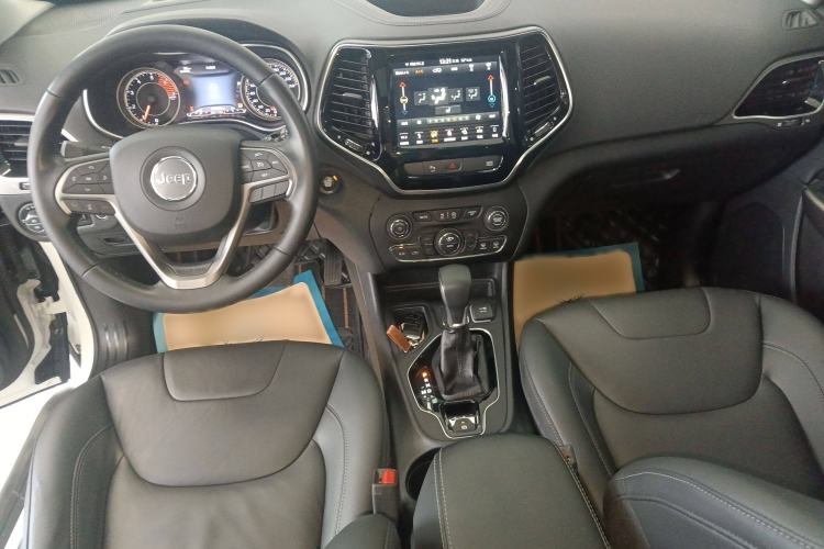 Used Jeep Cherokee 2019 2.0T Two-Wheel Drive Yue Xiang Edition China VI Emission Standard Interior 3