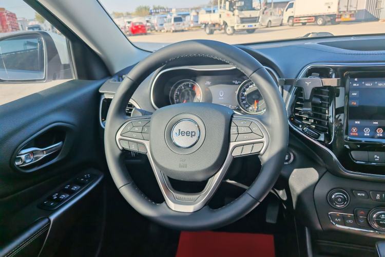 Used Jeep Cherokee 2019 2.0T Two-Wheel Drive Smart Enjoyment Version China VI Interior 4