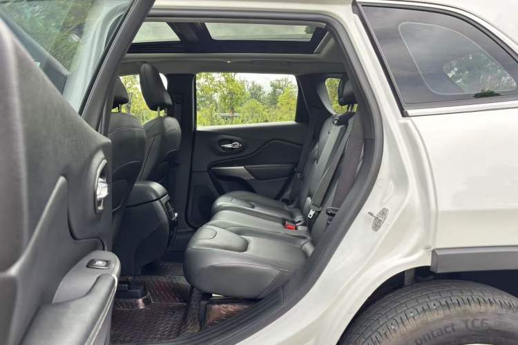 Used Jeep Cherokee 2019 2.0T Four-Wheel Drive Explorer Edition China V Interior 4