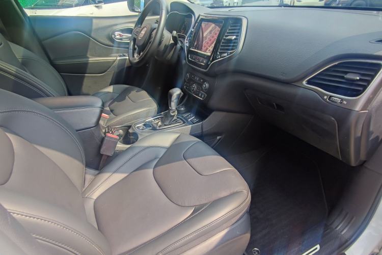 Used Jeep Cherokee 2019 2.0T Four-Wheel Drive Explorer Edition China V Interior 4