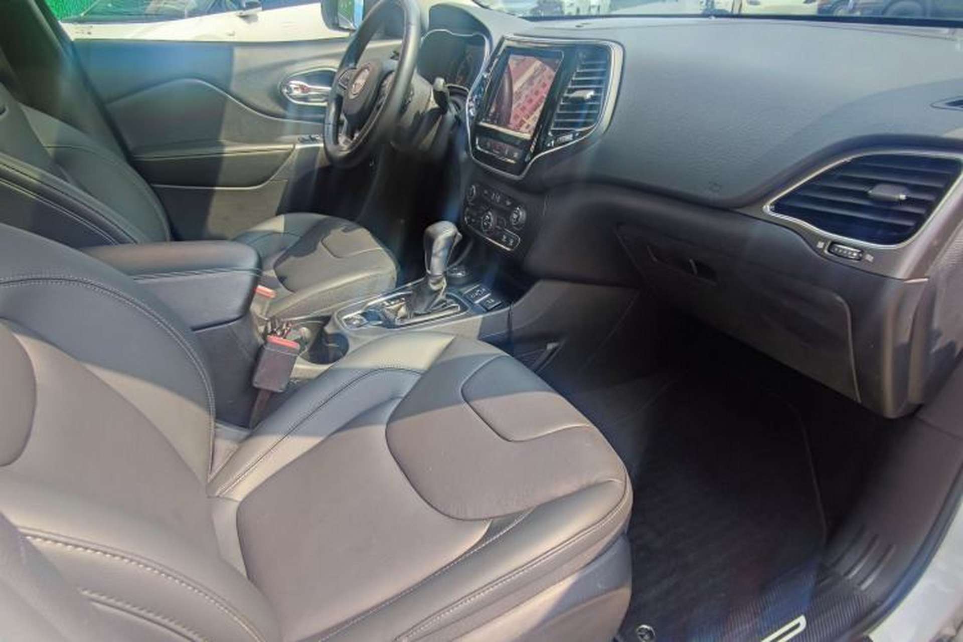 Used Jeep Cherokee 2019 2.0T Four-Wheel Drive Explorer Edition China V Interior 4
