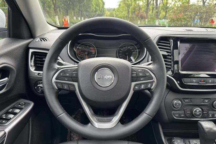Used Jeep Cherokee 2019 2.0T Four-Wheel Drive Explorer Edition China V Interior 6