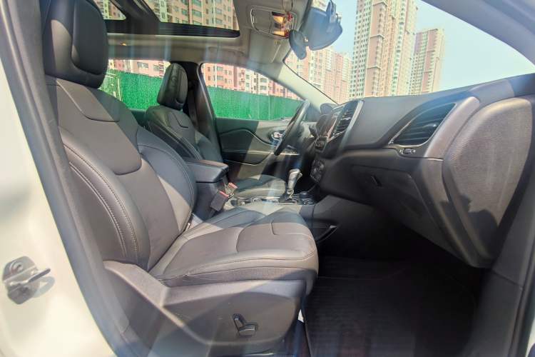 Used Jeep Cherokee 2019 2.0T Four-Wheel Drive Explorer Edition China V Interior 6