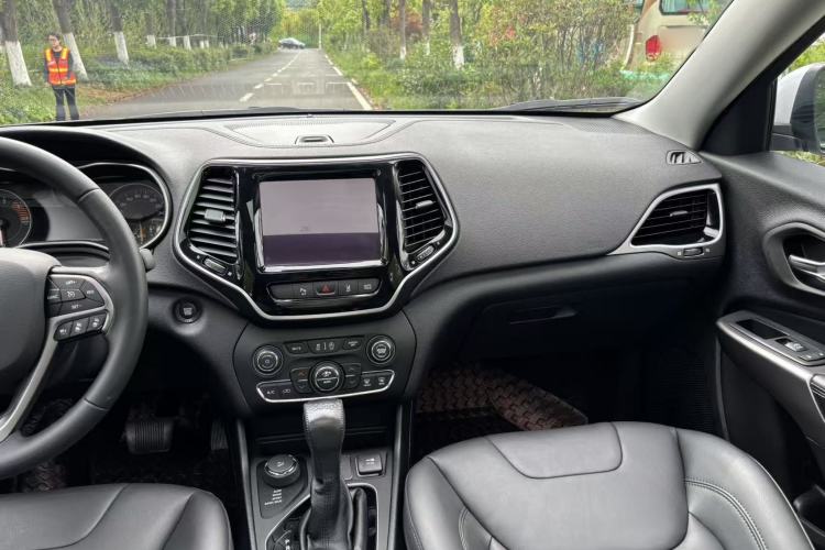 Used Jeep Cherokee 2019 2.0T Four-Wheel Drive Explorer Edition China V Interior 7