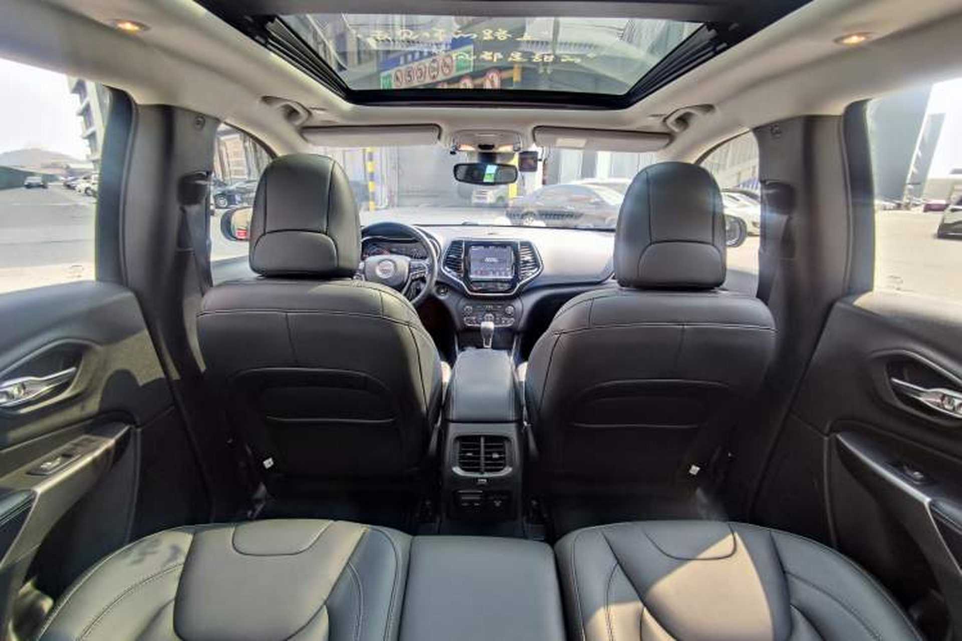 Used Jeep Cherokee 2019 2.0T Four-Wheel Drive Explorer Edition China V Interior 7