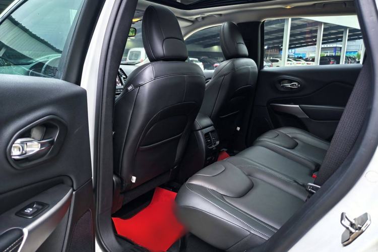 Used Jeep Cherokee 2019 2.0T Four-Wheel Drive Explorer Edition + Autonomous Driving Smart Package China VI Interior 7