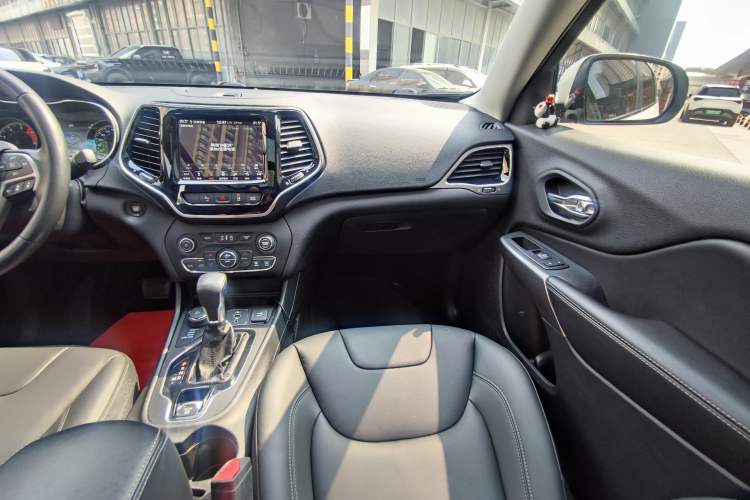 Used Jeep Cherokee 2019 2.0T Four-Wheel Drive Explorer Edition China V Interior 9