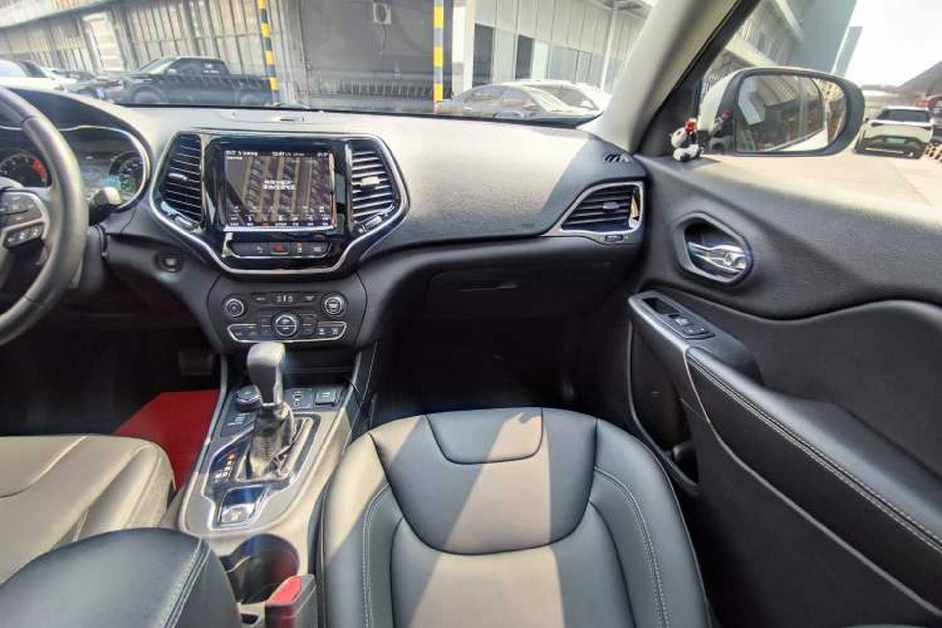 Used Jeep Cherokee 2019 2.0T Four-Wheel Drive Explorer Edition China V Interior 9
