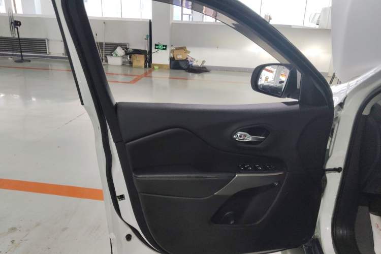 Used Jeep Cherokee 2019 2.0T Two-Wheel Drive Smart Enjoyment Version China V Left Front Door Interior